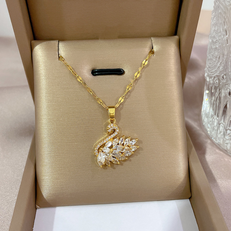 Elegant Swan Clavicle Pendant Necklace